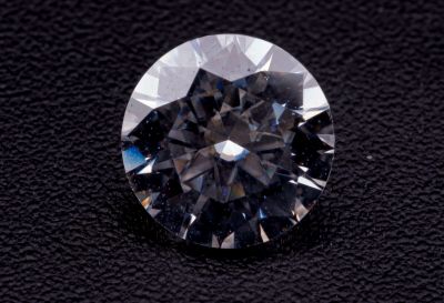 gros plan d'un diamant sur une surface noire
