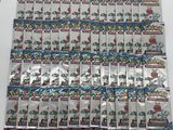 un gros plan sur une pile de cartes à collectionner Pokémon posée sur une table