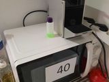un micro-ondes posé sur un comptoir