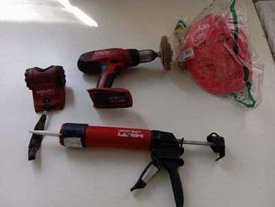 trois outils posés sur une table