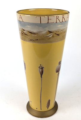 un vase jaune orné d'une image représentant un paysage désertique
