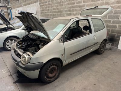 une petite voiture dont le capot est ouvert et qui est garée dans un garage