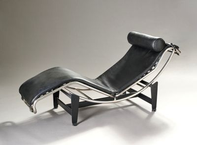 une image représentant une chaise longue en cuir noir sur fond blanc