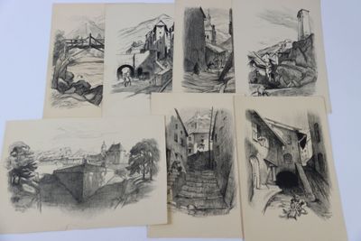 Plusieurs dessins représentant un château et un pont sont posés sur une table