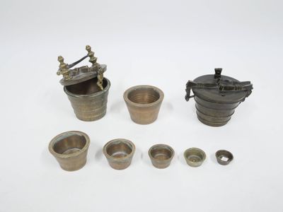 Deux piles de poids en bronze de 4 livres. Boîtiers à décor …