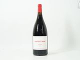 une bouteille de vin posée sur une table