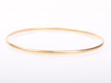 gros plan d'une bague en or sur une surface blanche