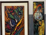 trois tableaux posés côte à côte sur une étagère