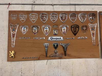 une plaque en bois sur laquelle sont fixés plusieurs insignes