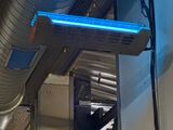 une lumière bleue au plafond d'un immeuble