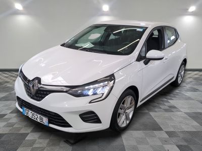 la voiture blanche est garée sur le sol à carreaux d'un garage