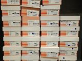 une pile de cartons contenant du matériel médical posée sur une table