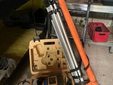 une photo d'une boîte à outils contenant un marteau