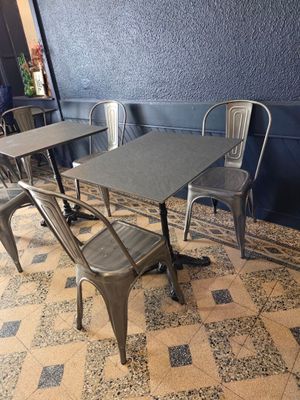 une table et des chaises dans un restaurant aux murs bleus