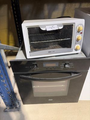 un four grille-pain posé sur une étagère dans un magasin