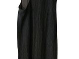 robe noire sans manches avec des poches, suspendue à un cintre sur fond blanc