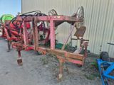 un tracteur rouge garé devant un bâtiment