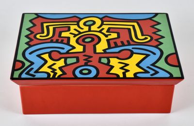 une boîte rouge ornée d'un motif coloré