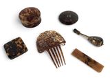 Plusieurs accessoires pour cheveux sont disposés sur une surface blanche
