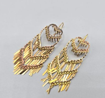 Paire de pendants d'oreilles en or jaune. Pendants formant c…