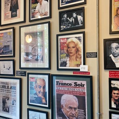 un mur recouvert de photos de personnes accrochées au mur