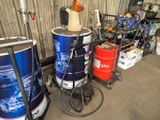 de nombreux fûts de bière alignés les uns à côté des autres dans un garage