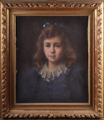 portrait d'une jeune fille en robe bleue, avec une fleur dans les cheveux