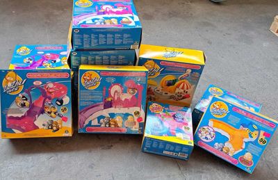 beaucoup de jouets posés sur le sol