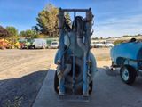 une petite machine garée sur un parking