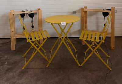 deux chaises jaunes et une table dans un garage