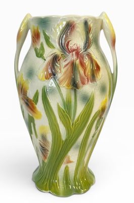 un vase sur lequel est peinte une fleur