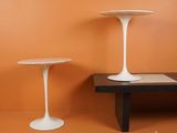 deux tables posées sur une table dans une pièce