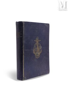 un vieux livre posé sur une table à côté d'un fond blanc