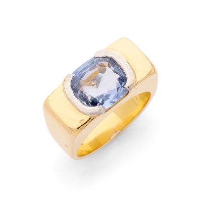 une bague en or 18 carats sertie d'une topaze bleue