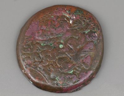gros plan d'une pièce de monnaie sur une surface blanche