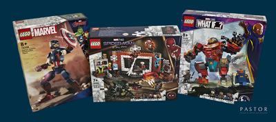trois boîtes de Lego de différentes tailles et de différents modèles sur un fond bleu