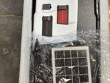 une boîte contenant quelques objets, posée sur une table