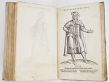 un livre ouvert sur lequel figure le dessin d'un homme vêtu d'un manteau et d'un chapeau