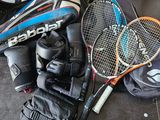 de nombreuses raquettes de tennis, des gants et une balle par terre