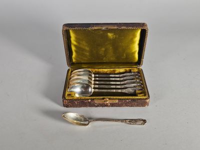 une boîte contenant des cuillères, posée sur une table