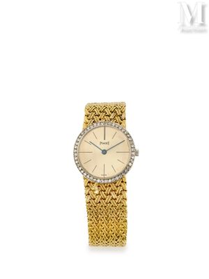une montre-bracelet pour femme avec un bracelet en or et une lunette sertie de diamants