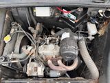 une photo d'un moteur de voiture avec le capot ouvert