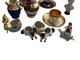 tout un tas de figurines miniatures posées sur une table