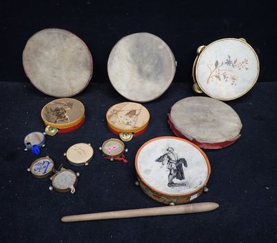 de nombreux instruments de musique posés sur une table