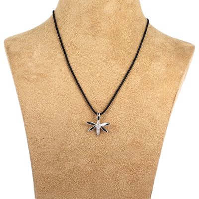 gros plan d'un torse de mannequin portant un collier