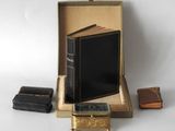 une boîte contenant un livre et un portefeuille