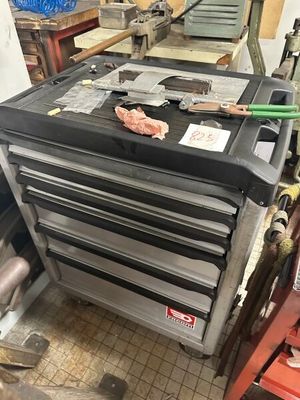 une photo d'un établi dans un atelier où se trouvent de nombreux outils