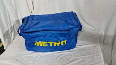 un sac bleu orné d'un logo jaune du métro