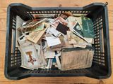 un panier rempli de vieux livres posé sur une table en bois