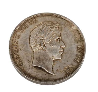 une vieille pièce d'argent sur laquelle figure le profil d'une femme